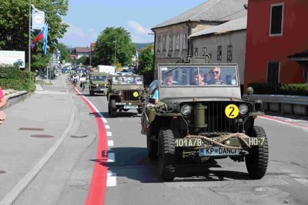 38 Povorka v Trnovem s